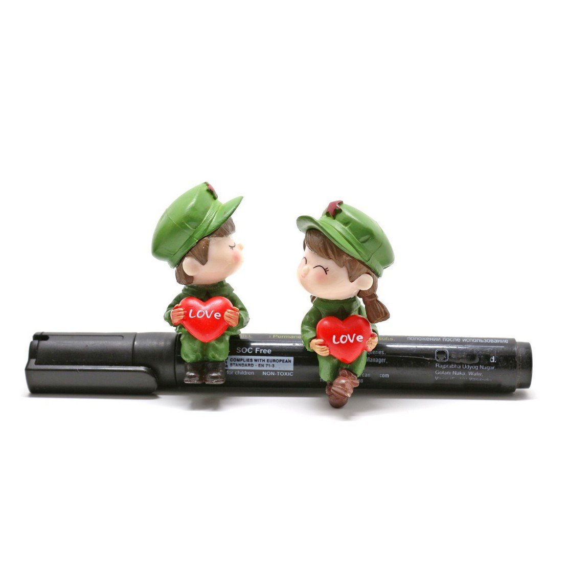 efillooc figurine soldier couple on stump holding heart balloons