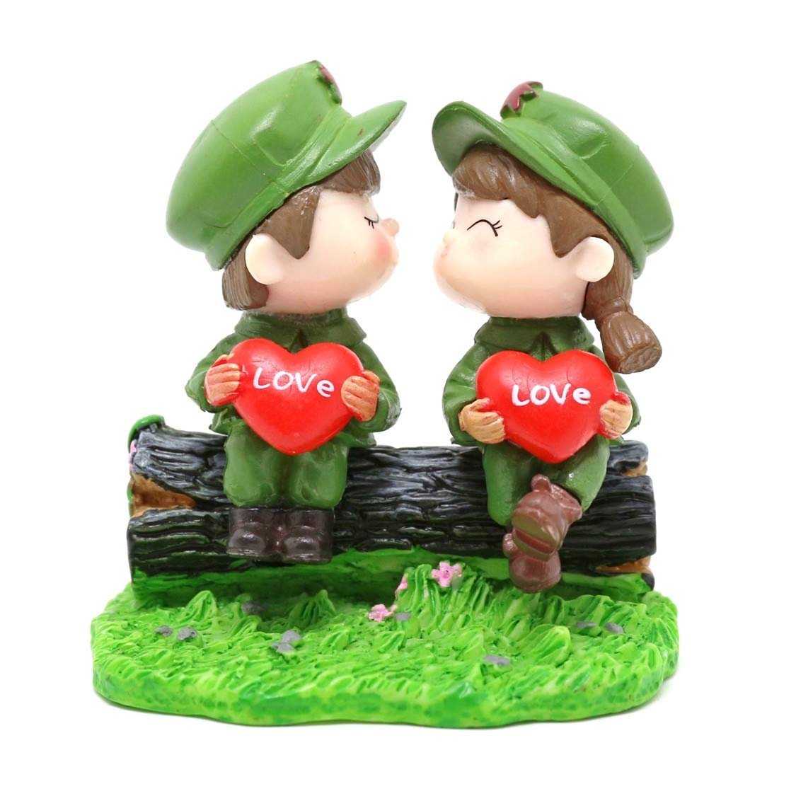 efillooc figurine soldier couple on stump holding heart balloons